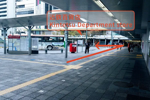 中央出口を出て右手、近鉄百貨店方面へ