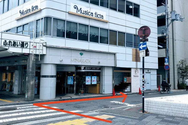 近鉄百貨店の前を通って阪和ビル（1F時計店）を右折します