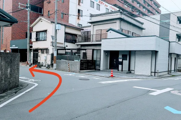 道なりに250m、三つ目の角を左折してすぐに当館入り口が見えます